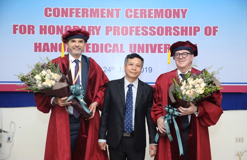 PGS. Nguyễn Văn Thường - Giám đốc Bệnh viện Da Liễu Trung ương chúc mừng 2 vị giáo sư PGS. Nguyễn Văn Thường - Giám đốc Bệnh viện Da Liễu Trung ương và 2 giáo sư
