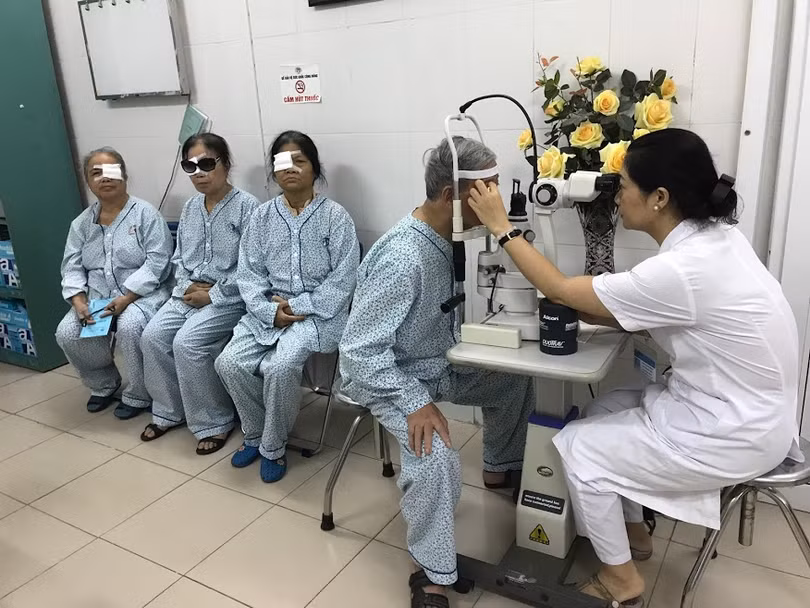 Kiểm tra mắt cho bệnh nhân sau mổ Kiểm tra mắt cho bệnh nhân sau mổ