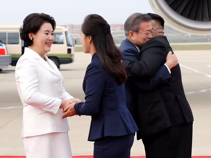 Ôm hôn thắm thiết với nụ cười tươi rói Ôm hôn thắm thiết với nụ cười tươi rói