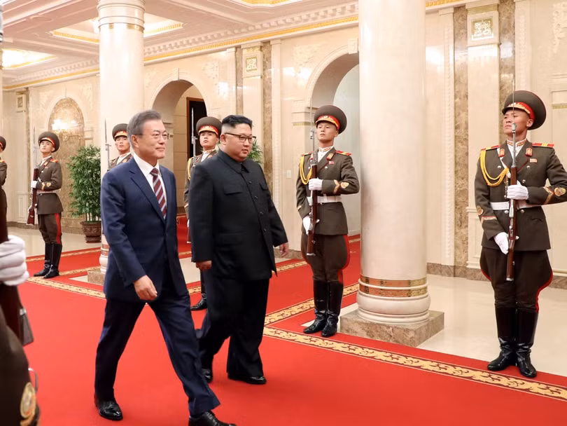 Các binh sỹ đội danh dự đứng hai bên hành lang để hai nhà lãnh đạo kiểm duyệt