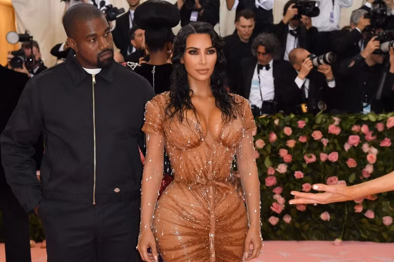 Kim Kardashian ở vị trí thứ 4 (910.000 USD mỗi bài) Kim Kardashian ở vị trí thứ 4 (US $ 910.000 mỗi bài)