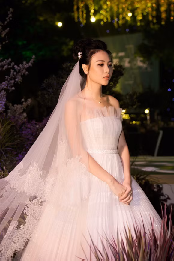 Đàm Thu Trang trong trang phục cô dâu Ảnh: VNE Đàm Thu Trang trong trang phục cô dâu