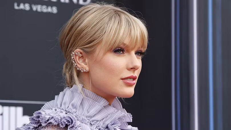 Taylor Swift ở số 8 (748.000 USD) Taylor Swift ở số 8 (US $ 748.000)