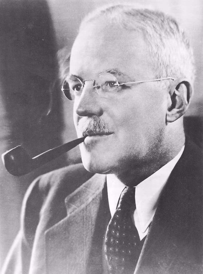 Allen Dulles-Giám đốc đầu tiên của Cục tình báo trung ương Mỹ (CIA)-một trong những tác giả của chiến lược làm tan rã Liên Xô và Nga (Ảnh: Wikipedia). 