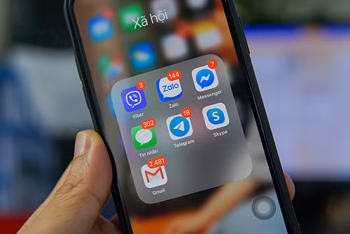 Nhiều ngươìcài hàng chục ứng dụng nhắn tin trên smartphone của mình. Ảnh:Lưu Quý. Nhiều người dùng phải cài hàng chục ứng dụng nhắn tin trên smartphone của mình. Ảnh: Lưu Quý