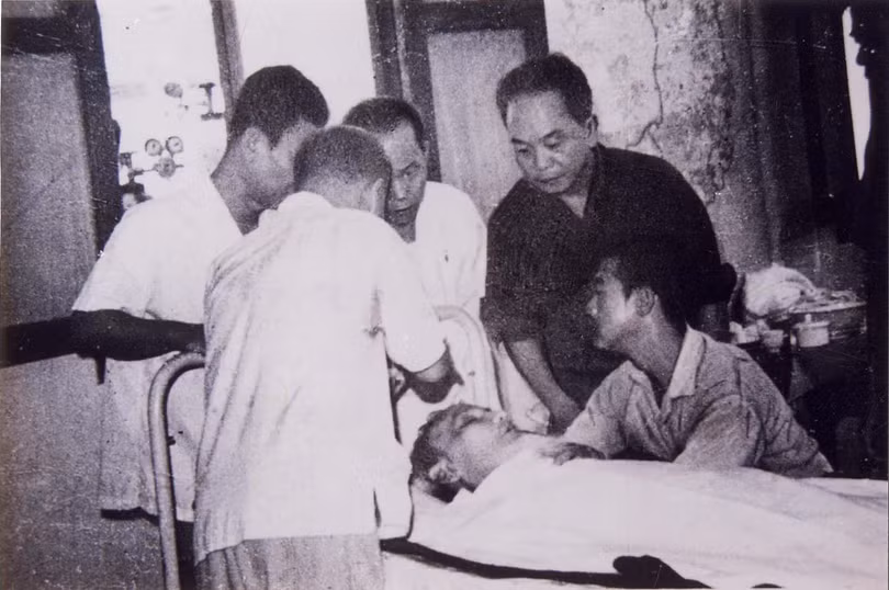 Đại tướng Võ Nguyên Giáp và các đồng chí lãnh đạo Đảng, Nhà nước bên giường bệnh Hồ Chủ tịch Đại tướng Võ Nguyên Giáp và các đồng chí lãnh đạo Đẩng, Nhà nước bên giường bệnh Hồ Chủ tịch
