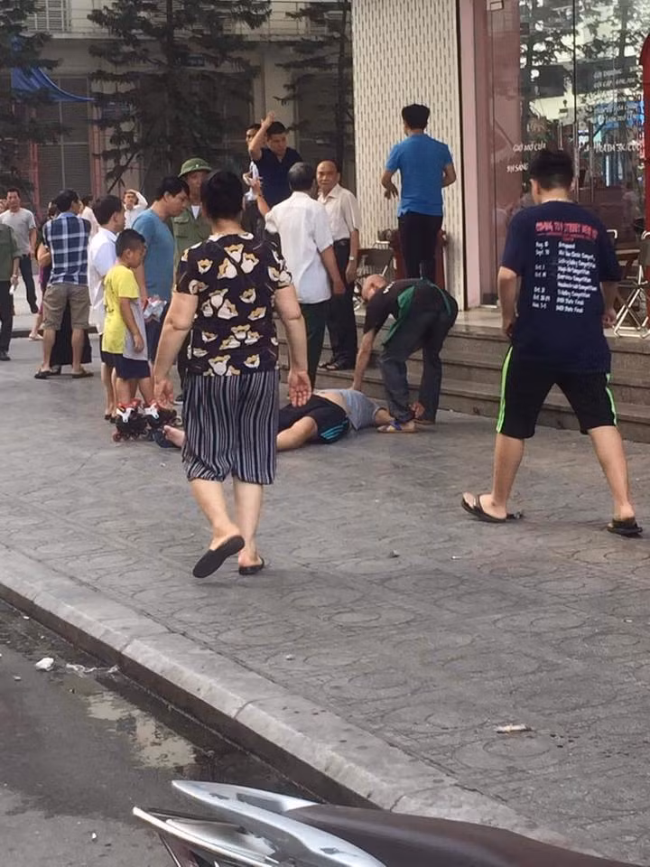 Nạn nhân của vụ nổ đang nằm trên mặt đất Nạn nhân của vụ nổ