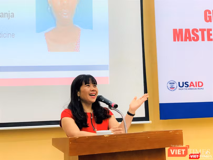 GS.TS. Lê Thị Hương – Viện trưởng Viện Đào tạo YHDP và YTCC phát biểu bế giảng khóa học quốc tế YTCC