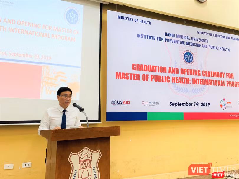 PGS.TS. Đoàn Quốc Hưng – Phó Hiệu trưởng Trường ĐHYHN chúc mừng các tân thạc sĩ quốc tế của ĐHYHN