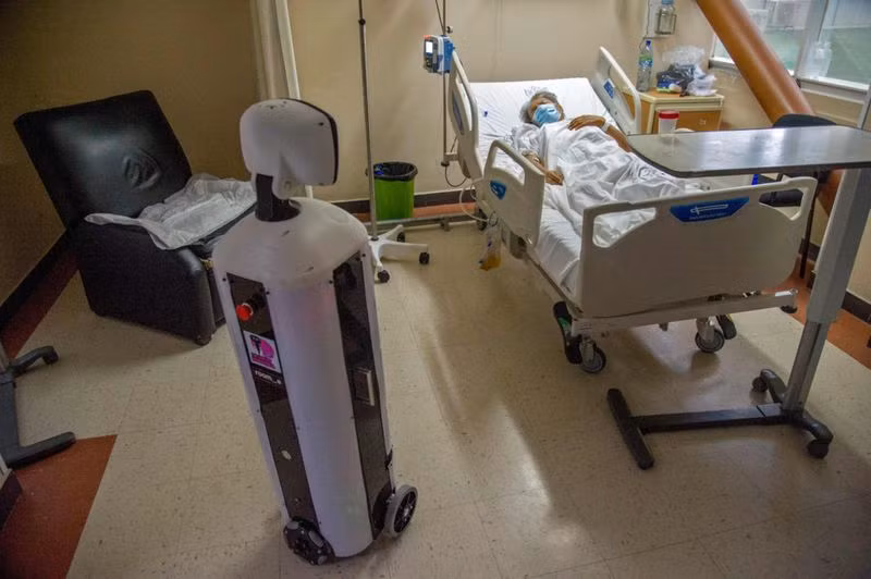 Các bánh xe giúp robot có thể di chuyển. (Ảnh: Gulf News) Ảnh: Gulf News