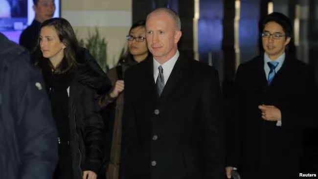 Ông Jeffery Gerrish (giữa) và các thành viên đoàn đàm phán Mỹ tới Bắc Kinh. Ông Jeffery Gerrish (giữa) và các thành viên đoàn đàm phán Mỹ tới Bắc Kinh.