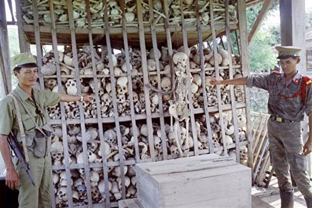 Xương các nạn nhân của Khmer Đỏ khai quật tại một bãi hành quyết