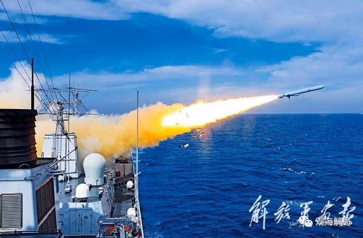 Tàu chiến Trung Quốc diễn tập bắn tên lửa trên biển. Tàu chiến Trung Quốc diễn tập bắn tên lửa trên biển.