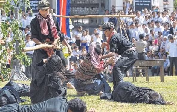 Học sinh một trường ở Phnom Penh diễn lại cảnh Khmer Đỏ dùng gậy giết người trong một buổi học lịch sử