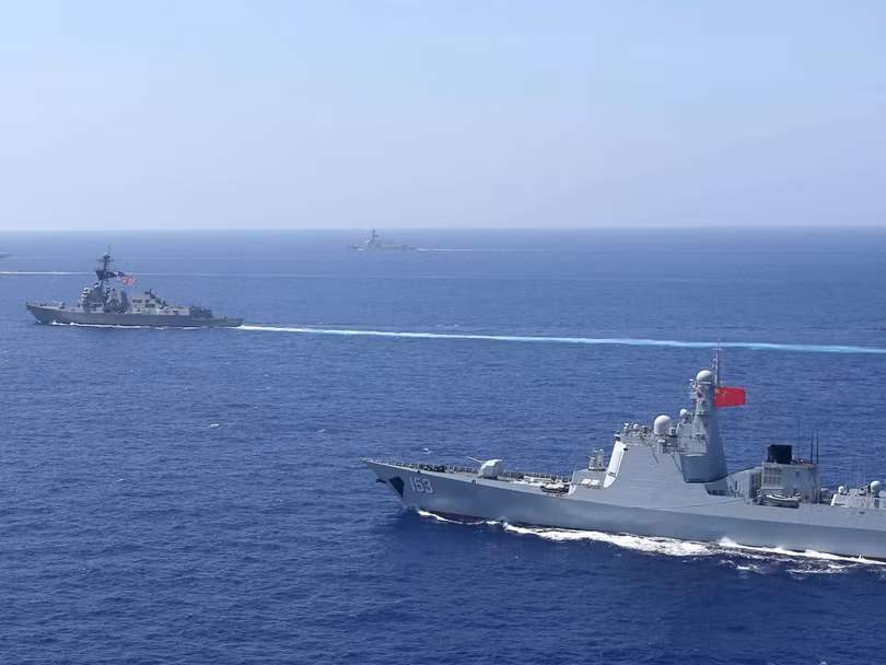 Tàu chiến Trung Quốc bám sát tàu chiến Mỹ. Ảnh: DWnews Tàu chiến Trung Quốc bám sát tàu chiến Mỹ. Ảnh: DWnews
