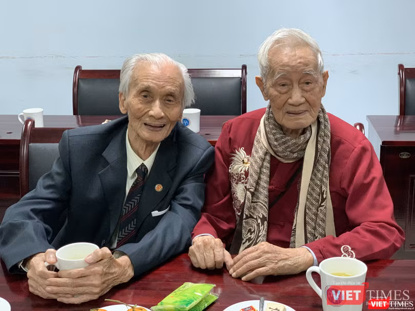 Hai vị giáo sư cao tuổi và tên tuổi: GS Thẩm Trọng Tảo (áo đỏ thẫm) và GS. Đỗ Doãn Đại Hai vị giáo sư cao tuổi và tên tuổi