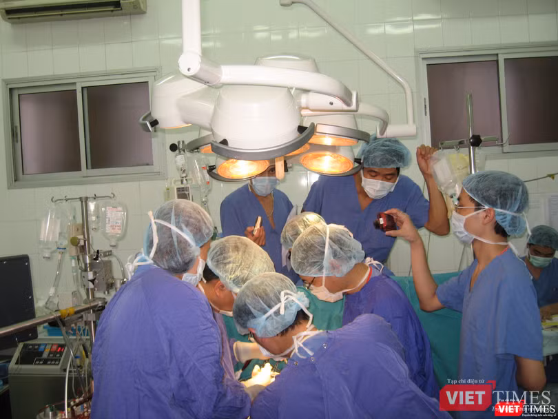 Hầu hết các ca ghép tạng nổi tiếng ở Bệnh viện Việt Đức đều có sự tham gia chính của các giáo viên Trường Đại học Y Hà Nội Hợp tác giữa Viện -Trường là mối quan hệ truyền thống trong khám và điều trị