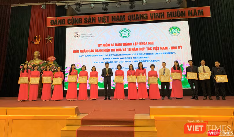 PGS.TS. Nguyễn Tuấn Hưng - Phó Vụ trưởng Vụ TCCB (Bộ Y tế) trao phần thưởng của Bộ Y tế cho các cá nhân xuất sắc PGS.TS. Nguyễn Tuấn Hưng - Phó Vụ trưởng Vụ TCCB (Bộ Y tế) trao phần thưởng của Bộ Y tế cho các cá nhân xuất sắc