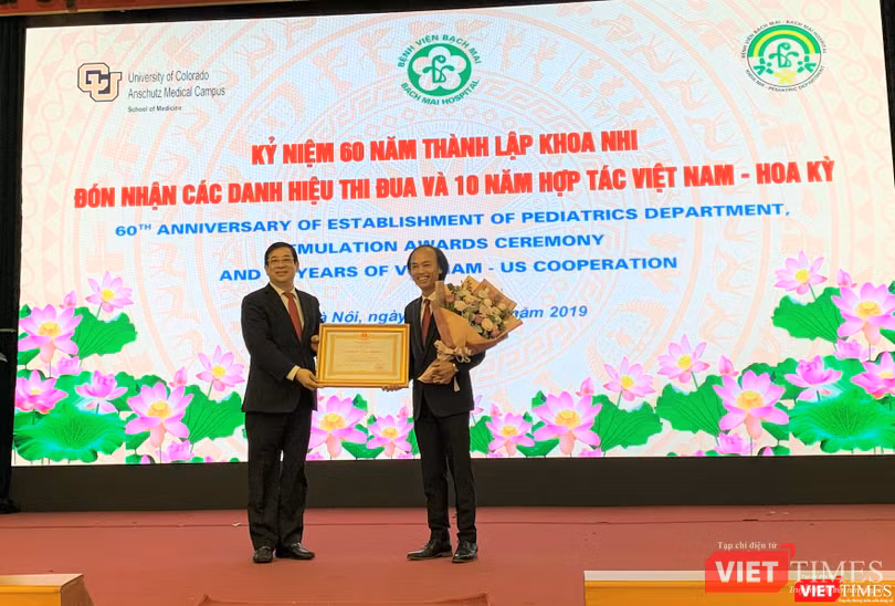 PGS.TS Lương Ngọc Khuê trao Huân chương Lao động hạng Nhì cho PGS.TS. Nguyễn Tiến Dũng – nguyên Trưởng Khoa Nhi PGS.TS Lương Ngọc Khuê trao Huân chương Lao động hạng Nhì cho PGS.TS. Nguyễn Tiến Dũng – nguyên Trưởng Khoa Nhi