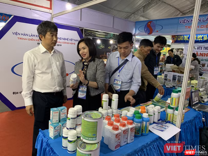 TS. Hà Phương Thư giới thiệu về phân bón nano tích hợp vừa nghiên cứu thành công TS. Hà Phương Thư giới thiệu về phân bón nano tích hợp vừa nghiên cứu thành công