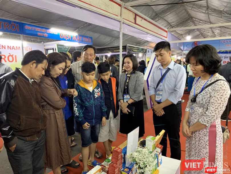 Các sản phẩm của các nhà khoa học Việt Nam thu hút sự chú ý của khách tham quan Các sản phẩm của các nhà khoa học Việt Nam thu hút sự chú ý của khách tham quan