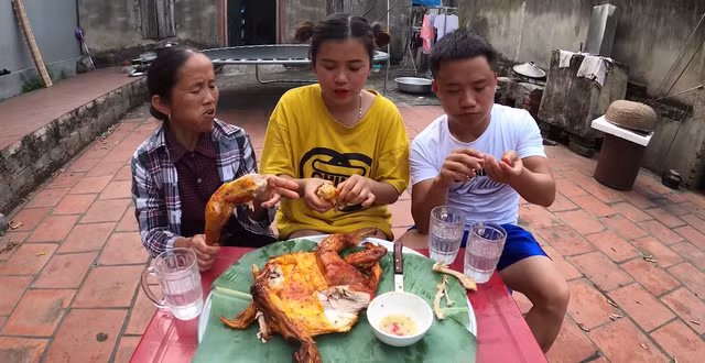 Các con của bà Tân đều sở hữu kênh YouTube riêng.