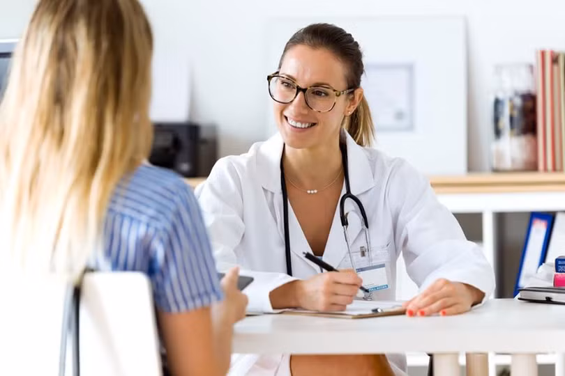Thường xuyên đi khám bác sĩ sản phụ khoa để ngăn ngừa tình trạng rong kinh. Ảnh: Medicalnewstoday