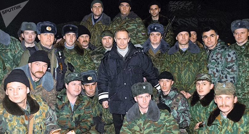 Quyền Tổng thống Nga V.Putin cùng với các binh sĩ Nga thực thi chiến dịch chống khủng bố ở Chesnia tháng 12/1999 (Ảnh: Sputnik). Quyền Tổng thống Nga V.Putin cùng với các binh sĩ Nga thực thi chiến dịch chống khủng bố ở Chesnia tháng 12/1999 (Ảnh: Sputnik).