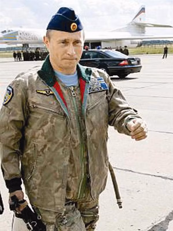 “Phi công” Putin chuẩn bị lái máy bay ném bom chiến lược TU-160(Ảnh: Sputnik). “Phi công” Putin chuẩn bị lái máy bay ném bom chiến lược TU-160(Ảnh: Sputnik).