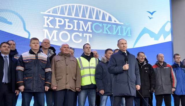 Tổng thống V.Putin dự lễ khánh thành cầu đường sắt dài 19 km nối liền bán đảo Crimea với phía nam Nga qua eo biển Kerch ngày 23/12/2019 (Ảnh: Sputnik). Tổng thống V.Putin dự lễ khánh thành cầu đường sắt dài 19 km nối liền bán đảo Crimea với phía nam Nga qua eo biển Kerch ngày 23/12/2019 (Ảnh: Sputnik).