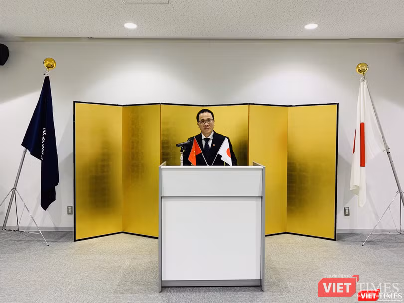 GS. Tạ Thành Văn cảm kích trước sự ghi nhận của Đại học Kanazawa và cam kết tiếp tục thúc đẩy sự hợp tác sâu rộng và bền chặt hơn, góp phần phát triển tình hữu nghị giữa 2 nước.