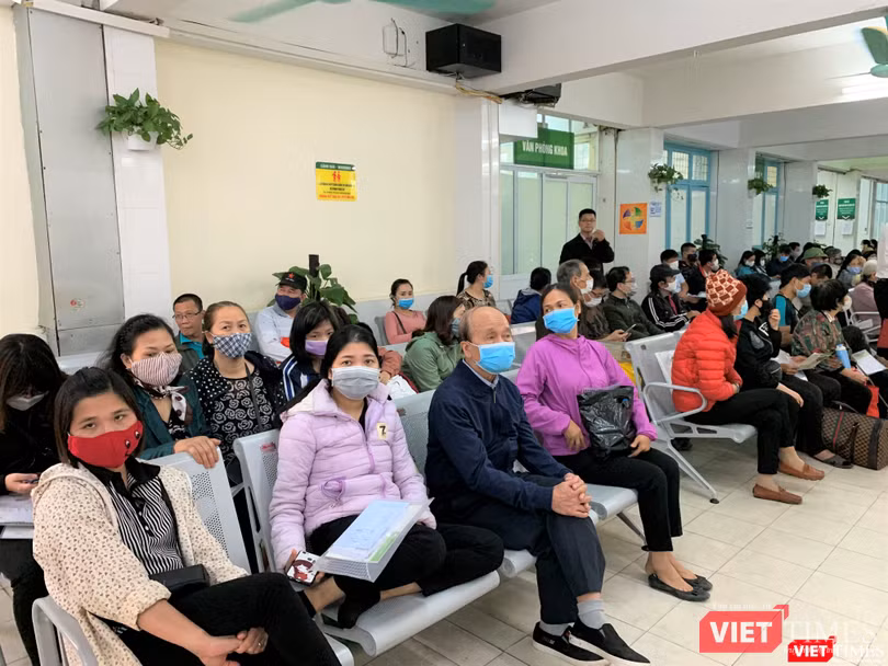 Từ sáng sớm, rất đông người dân đã đến để được các chuyên gia khám và tư vấn miễn phí, nhằm phát hiện các bệnh về thận