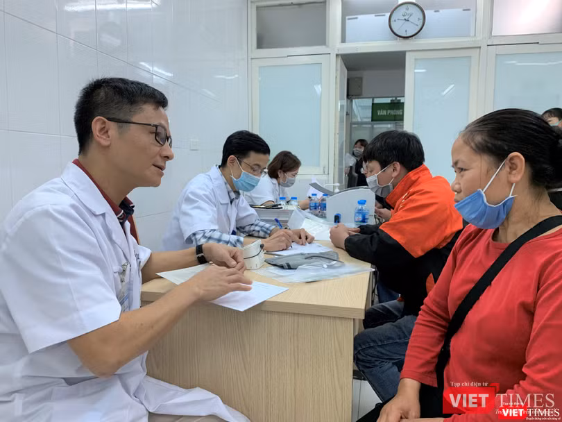 TS. Nguyễn Thế Cường – Trưởng Khoa Thận lọc máu, Bệnh viện Hữu nghị Việt Đức - tư vấn cho người dân phát hiện và điều trị bệnh thận