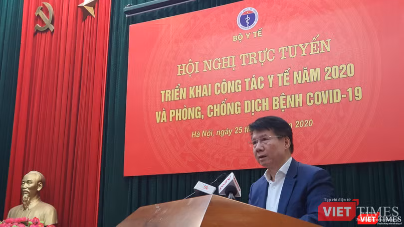 Thứ trưởng Trương Quốc Cường cho biết Bộ Y tế đang triển khai gấp việc mua sắm 10 triệu khẩu trang y tế, 50.000 khẩu trang N95, 15.000 bộ trang phục phòng, chống dịch, 8.000 bộ trang phục Tyvek Thứ trưởng Bộ Y tế Trương Quốc Cường thông báo tình hình chuẩn bị thuốc, vật tư, trang thiết bị y tế phòng dịch COVID-19