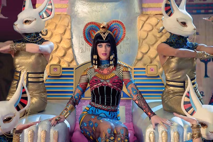 Hình ảnh trong MV Dark Horse