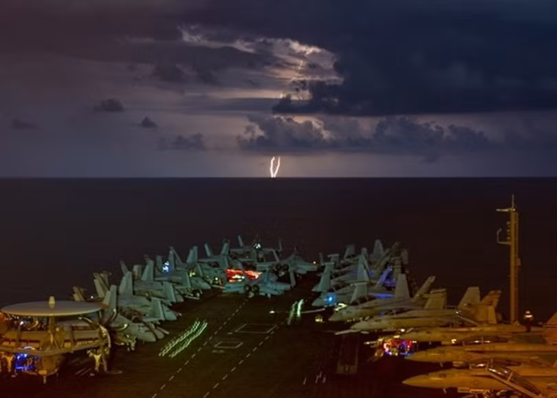 Tàu USS Nimitz vào ban đêm trên Biển Đông (Ảnh: Dongfang). Tàu USS Nimitz vào ban đêm trên Biển Đông (Ảnh: Dongfang).