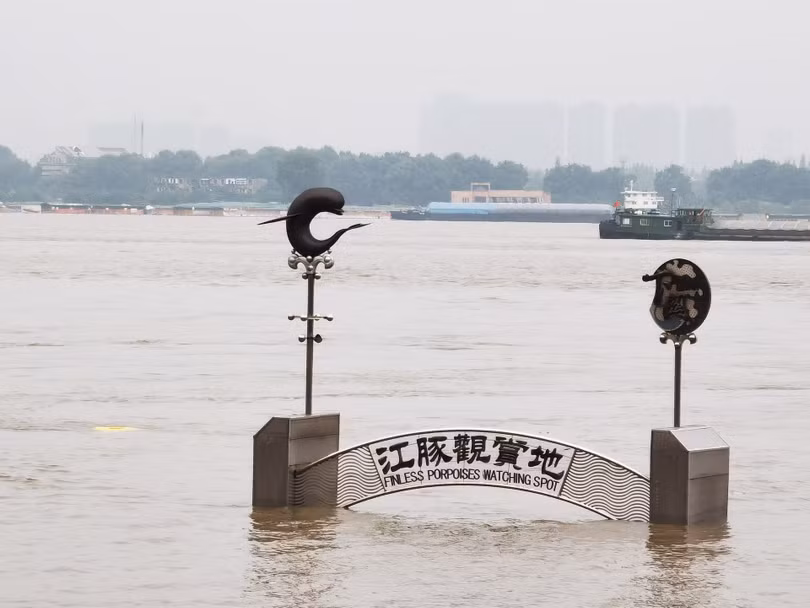 Thành phố Nam Kinh đã báo động màu Đỏ (mức cao nhất) về lũ lụt (Ảnh: Đa Chiều).