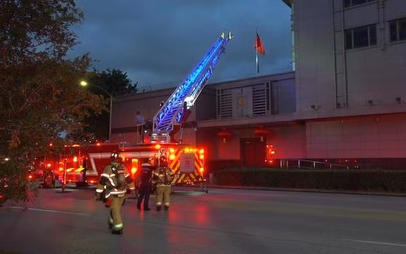 Cảnh sát cứu hỏa kéo đến Lãnh sự quán Trung Quốc ở Houston do có báo động cháy, nhưng phía Trung Quốc từ chối mở cửa cho vào (Ảnh: Apolo). Cảnh sát cứu hỏa kéo đến Lãnh sự quán Trung Quốc ở Houston do có báo động cháy, nhưng phía Trung Quốc từ chối mở cửa cho vào (Ảnh: Apolo).