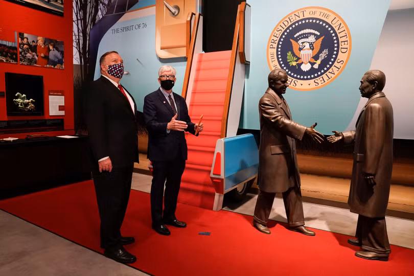 Trước khi có bài phát biểu cứng rắn về chính sách với Trung Quốc, ông Mike Pompeo đã tham quan Thư viện Tổng thống Nixon và dừng chân bên bức tượng ông Nixon bắt tay Thủ tướng Trung Quốc Chu Ân Lai (Ảnh: Reuters). Trước khi có bài phát biểu cứng rắn về chính sách với Trung Quốc, ông Mike Pompeo đã tham quan Thư viện Tổng thống Nixon và dừng chân bên bức tượng ông Nixon bắt tay Thủ tướng Trung Quốc Chu Ân Lai (Ảnh: Reuters).