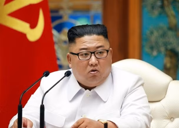 Ông Kim Jung-un chủ trì Hội nghị Bộ Chính trị quyết định phong tỏa và ban hành tình trạng khẩn cấp ở Kaesong (Ảnh: Đông Phương).