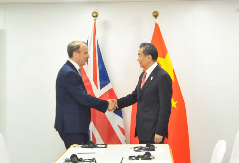 Ngoại trưởng Anh Dominic Raab tuyên bố, quan heeh Anh với Trung Quốc có thể sẽ không giống như trước đây. Trong ảnh, ông Raab gặp Ngoại trưởng Trung Quốc Vương Nghị tại Bangkok ngày 31/7/2019 (Ảnh: Tân Hoa xã). Ngoại trưởng Anh Dominic Raab tuyên bố, quan heeh Anh với Trung Quốc có thể sẽ không giống như trước đây. Trong ảnh, ông Raab gặp Ngoại trưởng Trung Quốc Vương Nghị tại Bangkok ngày 31/7/2019 (Ảnh: Tân Hoa xã).