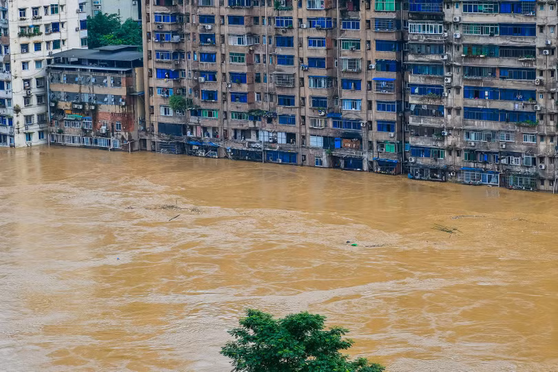 Nước lũ dâng ngập các ngôi nhà ven sông Kỳ, Trùng Khánh ngày 22/6 (Ảnh: VCG).
