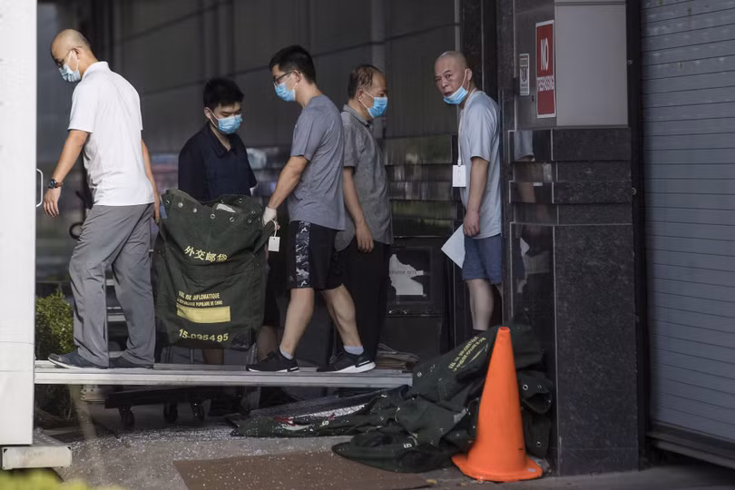 Các nhân viên Lãnh sự quán Trung Quốc tại Houston dọn đi trước khi bị đóng cửa hôm 24/7 (Ảnh: AP). Các nhân viên Lãnh sự quán Trung Quốc tại Houston dọn đi trước khi bị đóng cửa hôm 24/7 (Ảnh: AP).
