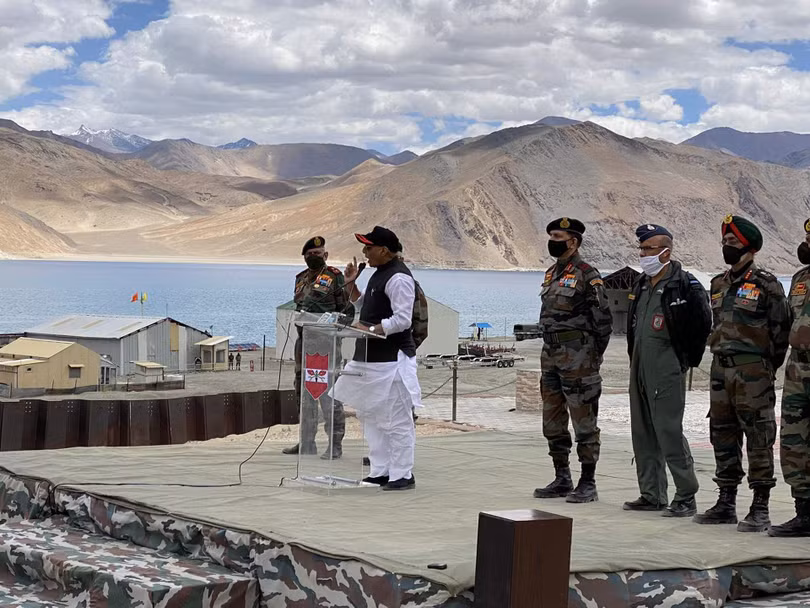 Hôm 17/7, Bộ trưởng Quốc phòng Rajanth Singh tới thăm quân đội ở tiền tuyến Ladakh, phát biểu nhấn mạnh quyết không để người nào xâm chiếm lãnh thổ dù chỉ một tấc đất của Ấn Độ (Ảnh: Đa Chiều).