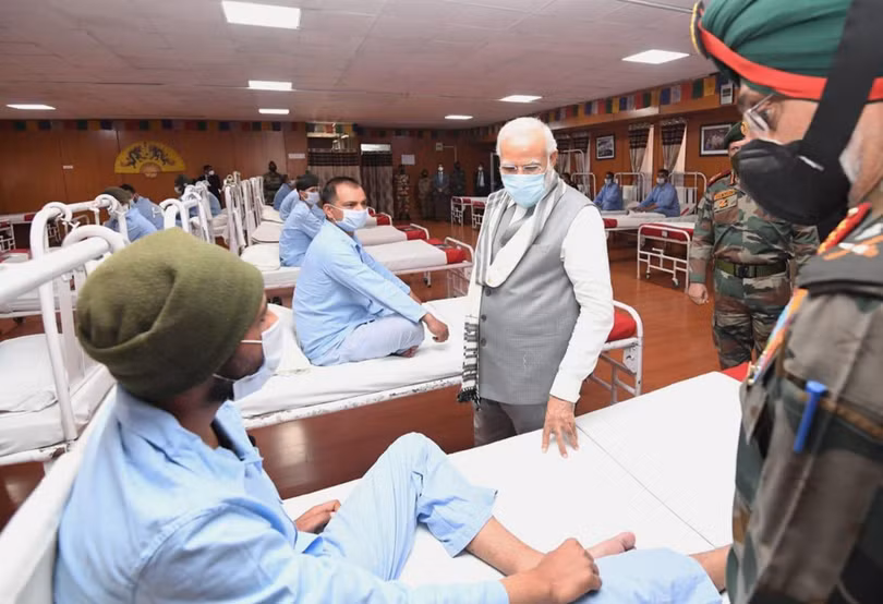 Ông Modi vào bệnh viện thăm các thương binh bị thương trong vụ xung đột hôm 15/6 (Ảnh: Reuters). Ông Modi vào bệnh viện thăm các thương binh bị thương trong vụ xung đột hôm 15/6 (Ảnh: Reuters).