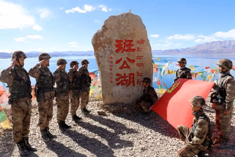 Lính Trung Quốc tuyên thệ ở ven hồ Pangong nơi xảy ra tình trạng đối đầu gay gắt giữa hai bên Trung - Ấn (Ảnh: Đa Chiều). Lính Trung Quốc tuyên thệ ở ven hồ Pangong nơi xảy ra tình trạng đối đầu gay gắt giữa hai bên Trung - Ấn (Ảnh: Đa Chiều).