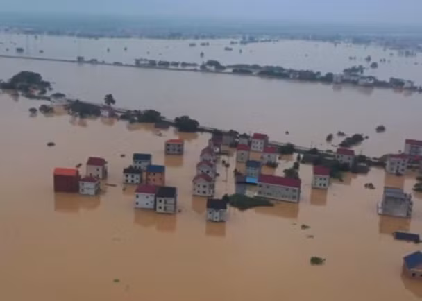 Huyện Phàn Dương, tỉnh Giang Tây ngày 11/7 chìm trong nước lũ (Ảnh: Đông Phương).