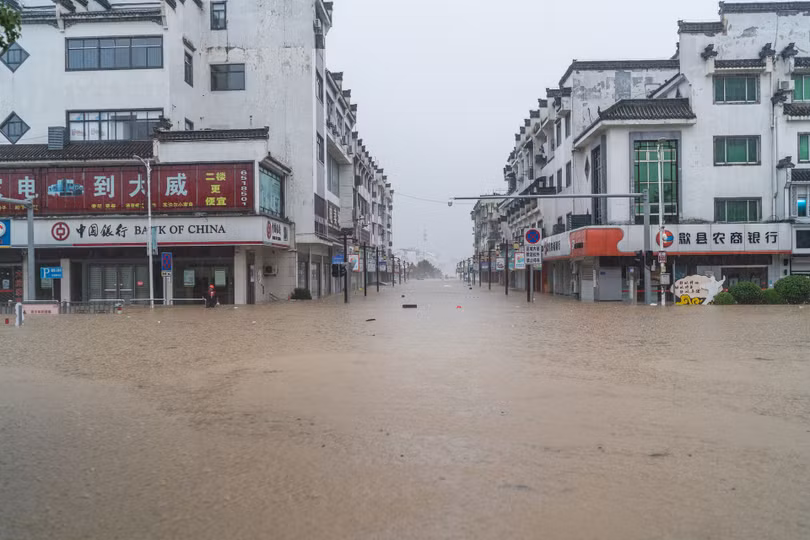 Ngày 7/7, nước lũ nhấn chìm huyện Liễm, An Huy (Ảnh: VCG).