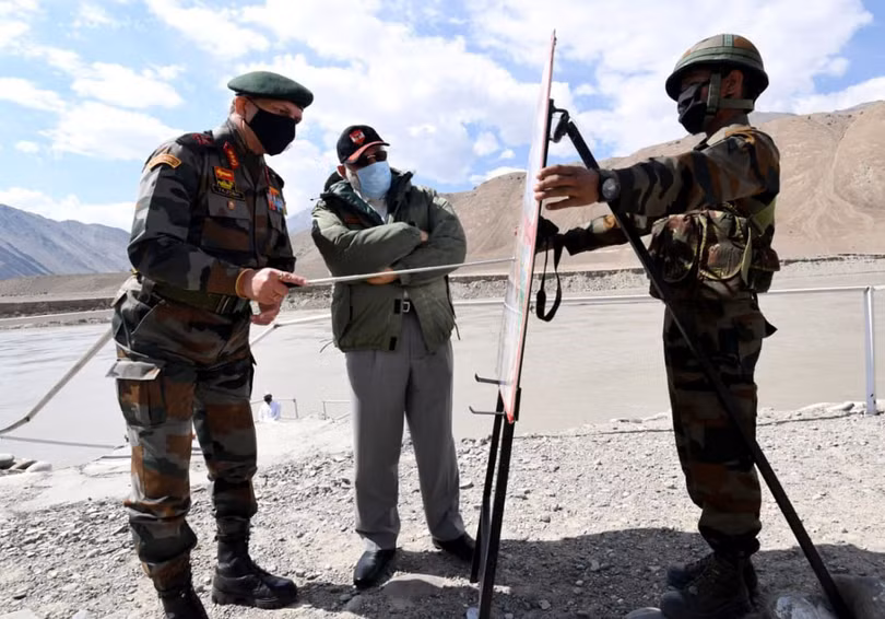 Ông Modi (giữa) nghe báo cáo tại chỗ về tình hình vụ xung đột với Trung Quốc (Ảnh: Reuters). Ông Modi (giữa) nghe báo cáo tại chỗ về tình hình vụ xung đột với Trung Quốc (Ảnh: Reuters).