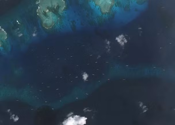 Hàng trăm tàu thuyền Trung Quốc có mặt ở vùng biển phụ cận đảo Thị Tứ bị Philippines cho là nhằm uy hiếp ngăn cản họ cải tạo hòn đảo này